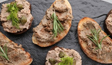 Więcej nie wyrzucisz resztek z rosołu. Zrób z nich obłędny dodatek do kanapek 