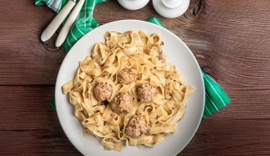 Więcej nie zrobisz sosu po bolońsku. Pulpeciki w tym wydaniu biją go na głowę 