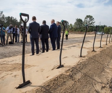 Więcej oficjeli niż kilometrów nowej drogi!