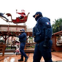 Policjanci na targu w Nicei