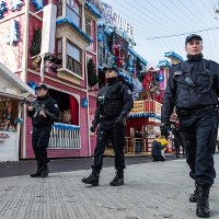 Polcijanci na targu w Paryżu