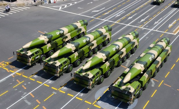 Więcej "zabójców Guamu". Chiny drastycznie zwiększają produkcję rakiet