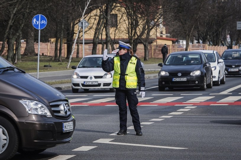 Wiecie co znaczą poszczególne komendy wydawane przez policjanta kierującego ruchem? /Jacek Domiński /Reporter