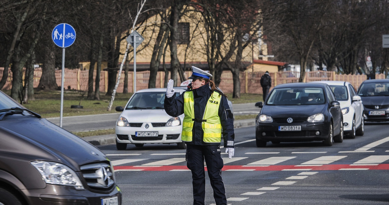 Wiecie co znaczą poszczególne komendy wydawane przez policjanta kierującego ruchem? /Jacek Domiński /Reporter