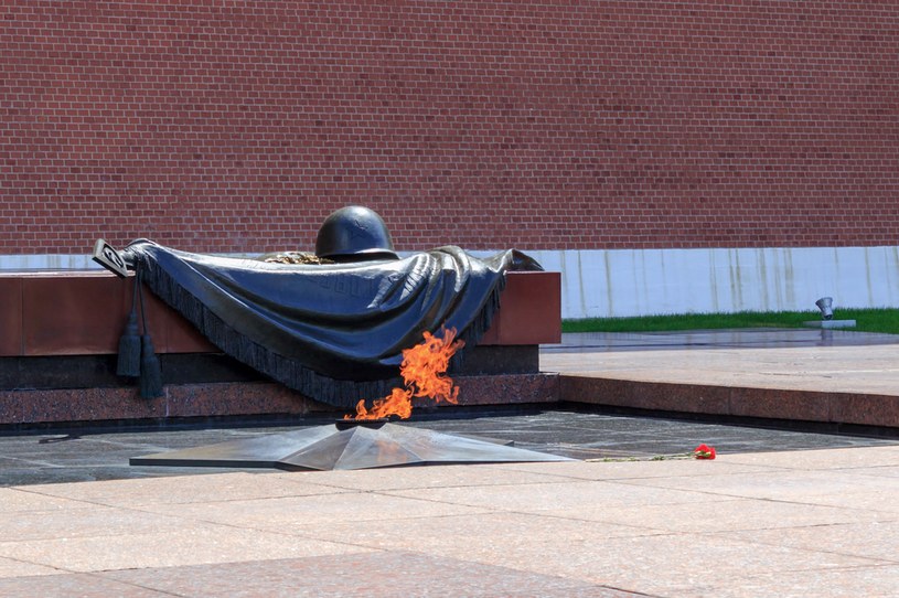Wieczny ogień przed pomnikiem Nieznanego Żołnierza w Moskwie /123RF/PICSEL