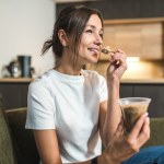 Wieczorem kusi podjadanie? Te przekąski mogą pomóc zasnąć szybciej