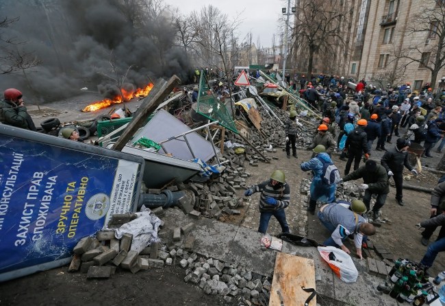 Wieczorem parlament przyjął ustawę nakazującą wstrzymanie ognia /SERGEY DOLZHENKO /PAP/EPA