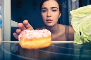 À noite, o abdômen da fome cresce e libera o metabolismo. Esta é uma maneira de evitar lanches