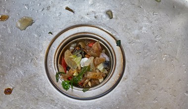 Wieczorem wsyp to do odpływu. Zapomnisz o zatkanym zlewie i brzydkim zapachu