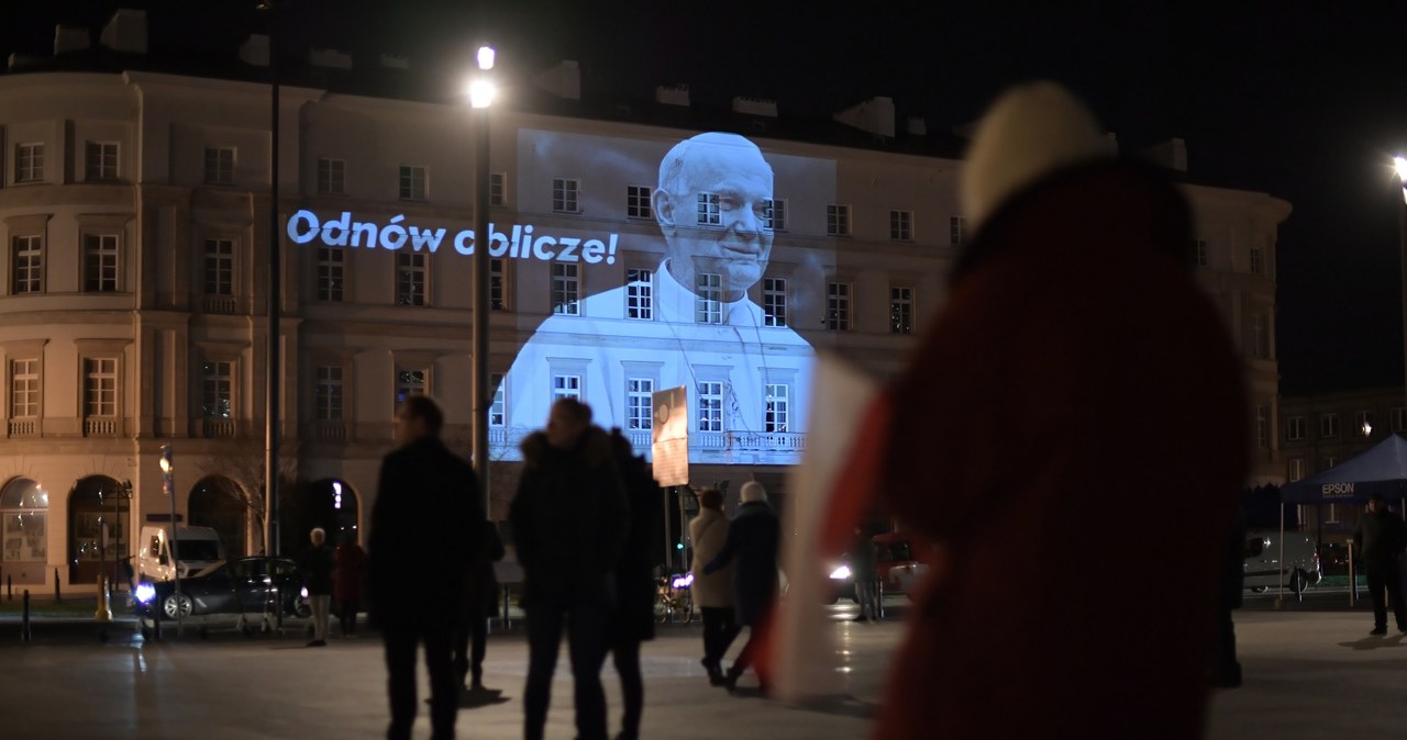 Wieczorne czuwanie na placu Piłsudskiego w 14. rocznicę śmierci Jana Pawła II