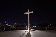 Wieczorne czuwanie na placu Piłsudskiego w 14. rocznicę śmierci Jana Pawła II
