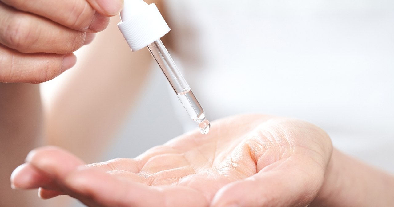 Wieczorne serum i lekki krem to bezpieczne połączenie /123RF/PICSEL