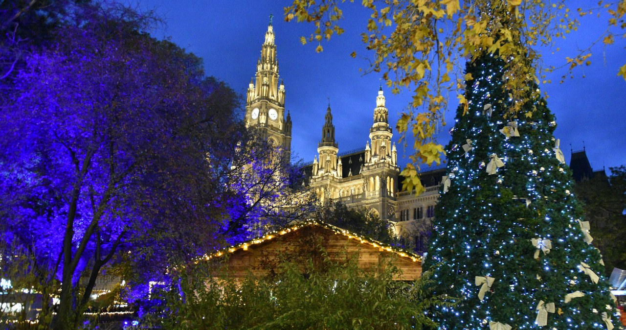 Wiedeń w okresie Bożego Narodzenia prezentuje się wspaniale. Jarmark świąteczny na Placu Ratuszowym Christkindlmarkt w roku 2025 obchodzi swoje 50-lecie. /Albin Marciniak/East News /East News