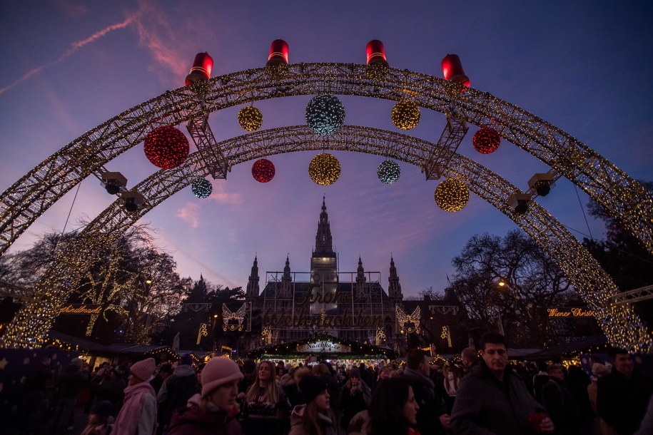 Wiedeński jarmark bożonarodzeniowy tylko dla klientów z certyfikatem /ZOLTAN BALOGH /PAP/EPA