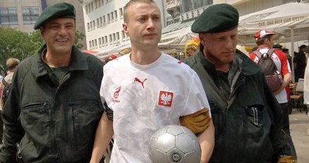 Wiedział o zagrożeniu. Na mecz wziął ze sobą bokserską ochronę na szczękę. Dortmund, czerwiec 2006 /AFP