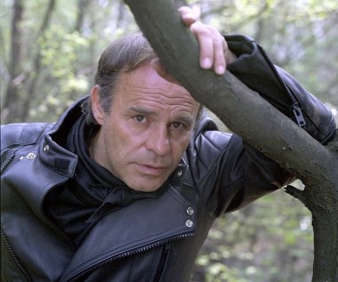 "Wiedziałem, że coś potrafię, tylko że nie dostrzegają mnie. Ale mówiłem sobie: kiedyś ja wam pokażę" - wyznał Roman Wilhelmi po latach.

W 1990 roku zdiagnozowano u niego raka wątroby, który już zaczął dawać przerzuty do płuc. Aktor zmarł 3 listopada 1991 roku w Warszawie. Pochowany jest na warszawskim Cmentarzu Wilanowskim.

Na zdjęciu Roman Wilhelmi w filmie "Prywatne śledztwo" (1986)