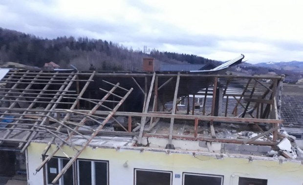 Wieje w południowej i centralnej Polsce. Problemy na torach i na drogach 