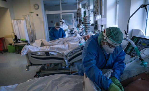 Wiek chorych na Covid-19 obniża się. Rozmawiamy z dyrekcją szpitala w Skierniewicach 