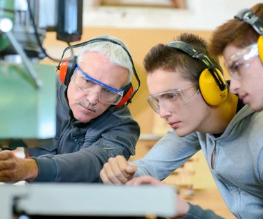 Wiek ochronny przed wiekiem emerytalnym. Nie zwolnią i nie obniżą pensji