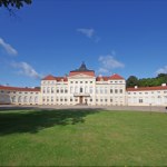 Wiekowy park i pałac niedaleko Poznania. Na wakacyjną wycieczkę jak znalazł
