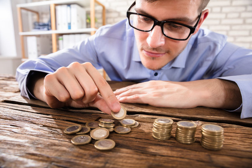 Większość banków podnosi oprocentowanie kont oszczędnościowych /123RF/PICSEL