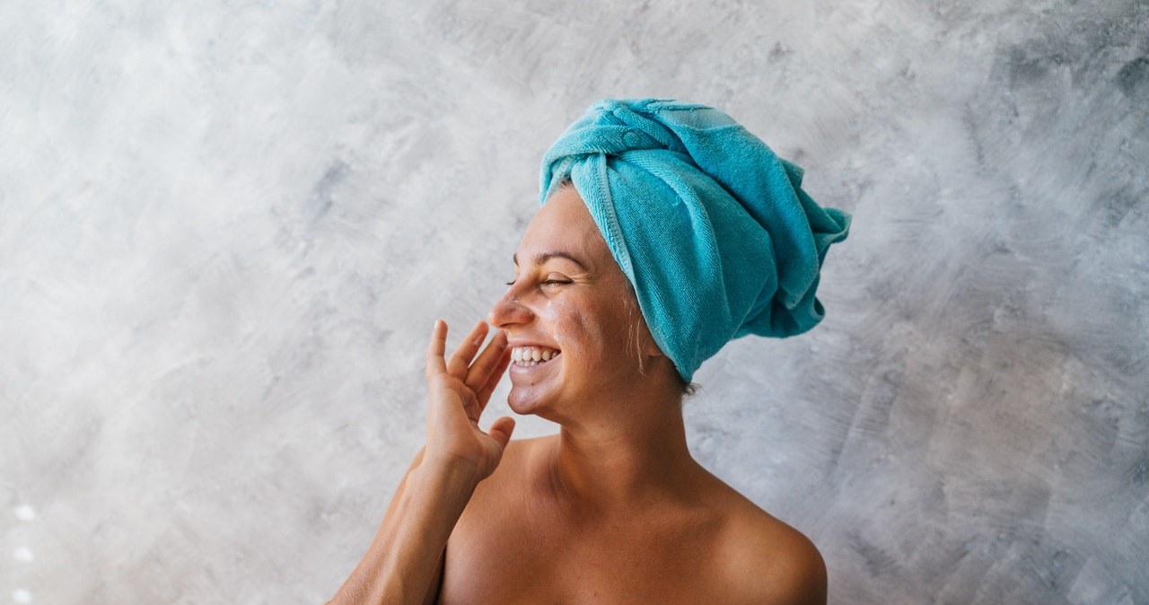Większość dermatologów twierdzi, że do pielęgnacji twarzy i oczu warto posiadać odrębne produkty /materiały promocyjne