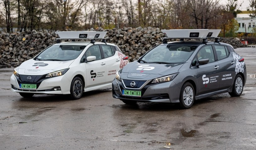 Większość kontroli w strefie płatnego parkowania odbywa się z wykorzystaniem dwóch odpowiednio wyposażonych Nissanów Leafów /ZDiUM we Wrocławiu /
