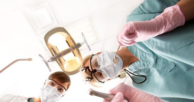 Większość ludzi boi się wizyty u dentysty /fot. 123RF/PICSEL /&copy; EurekNews.pl