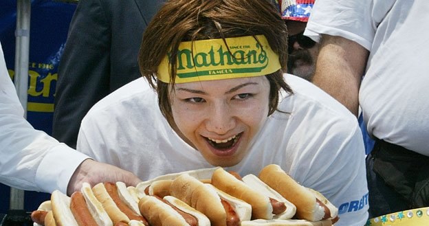 Większość ludzi na widok tylu hot-dogów obleciałby blady strach, ale nie jego... /Getty Images/Flash Press Media