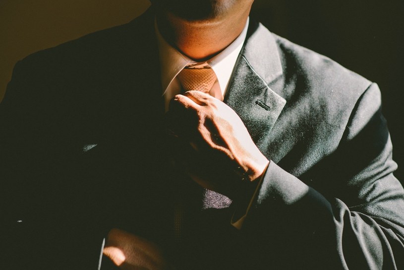 Większość mężczyzn, których nie obowiązuje w pracy określony dress code, posiada jeden lub dwa garnitury i obydwa w kolorze czarnym /Unsplash