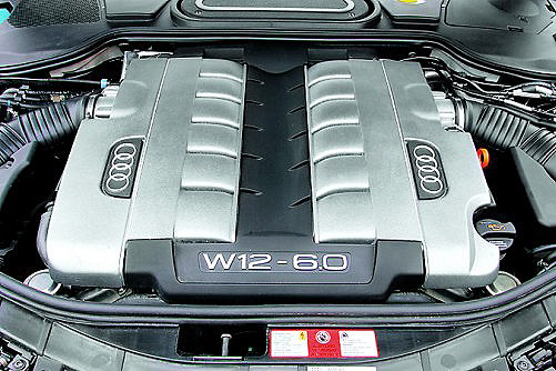 Większość napraw dwunastocylindrowego silnika W12 wymaga wyjęcia go z samochodu. /Audi