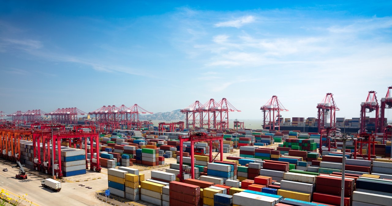 Większość niebezpiecznych produktów, które trafiły na europejski rynek w ubiegłym roku, pochodziła z Chin. Na zdj. Hangzhou Bay na południe od Szanghaju - z wielkich chińskich portów wypływają kontenerowce pełne nie zawsze bezpiecznych towarów /123RF/PICSEL