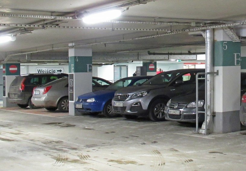 Większość nowych budynków mieszkalnych oraz biurowców oferuje możliwość parkowania samochodu w garażu podziemnym. /Marek Bazak /East News