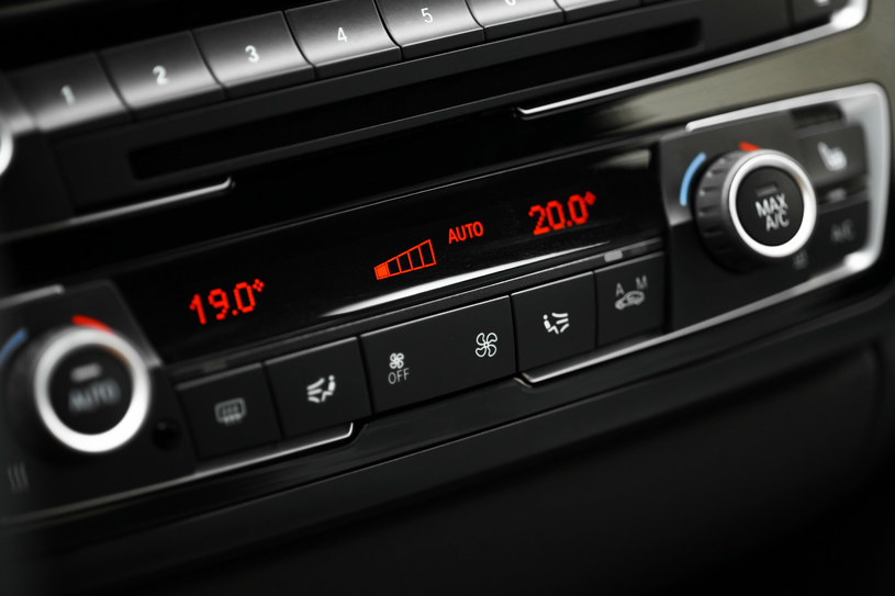 Większość nowych samochodów posiada klimatyzację automatyczną. /MIHAI BARBU/AFP/East News /East News