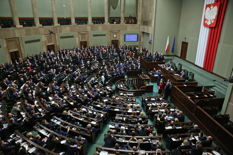 Większość parlamentarna, posłowie PiS oklaskami na stojąco reagują na wynik głosowania. Sejm uchwalił we wtorek wieczorem nowelizację ustawy o Trybunale Konstytucyjnym autorstwa PiS /Rafał Guz /PAP