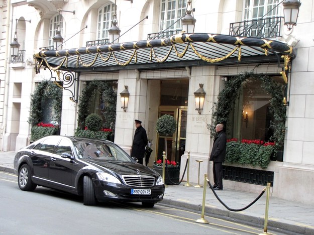 Większość paryżan musi się zadowolić oglądaniem ich hotelu i limuzyny &nbsp; / Fot. Marek Gładysz /RMF FM
