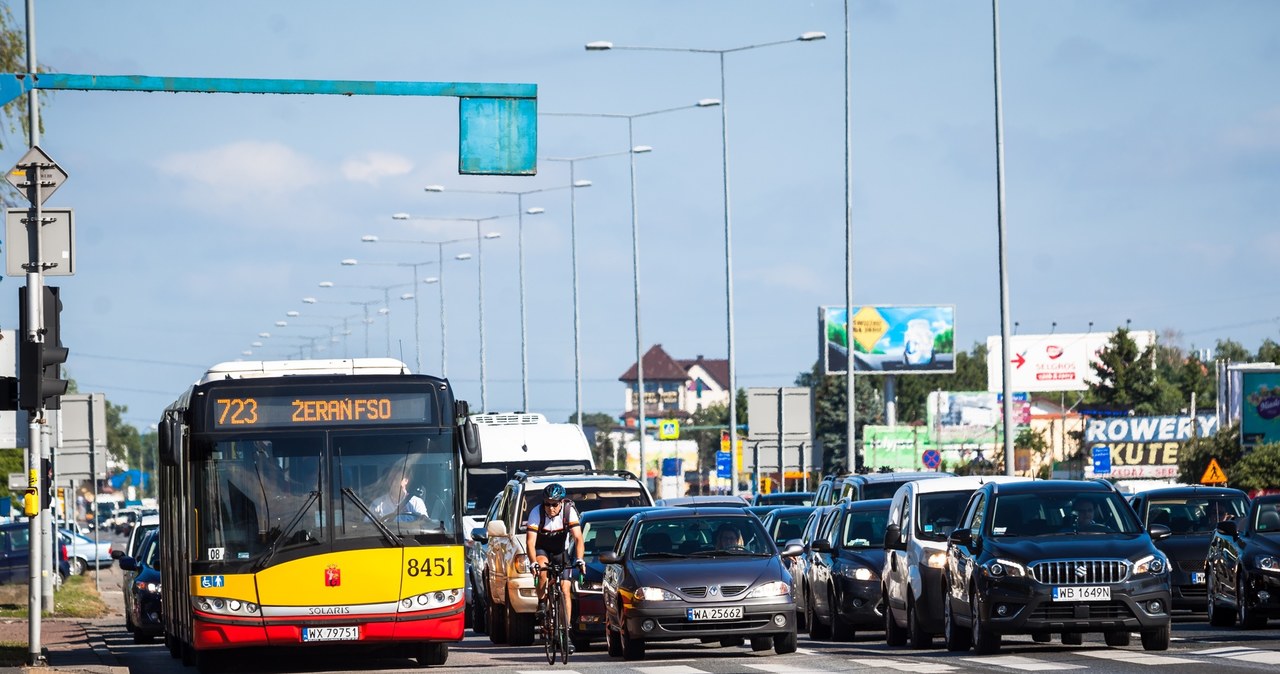 Większość Polaków ma prawo jazdy, a większość gospodarstw domowych - auto /Adam Burakowski /Reporter