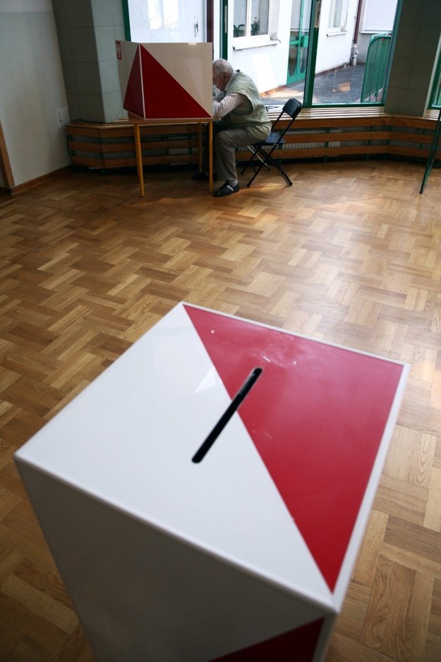 Większość Polaków nie wie, że po raz pierwszy gminni radni będą wybierani w jednomandatowych okręgach wyborczych /Tomasz Gzell /PAP