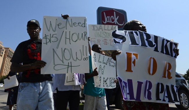 Większość pracowników fast foodów otrzymuje płacę minimalną. /LARRY W. SMITH /PAP/EPA