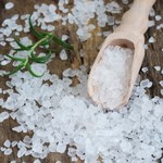 Większość sprzedawanej soli stołowej zawiera drobiny mikroplastików