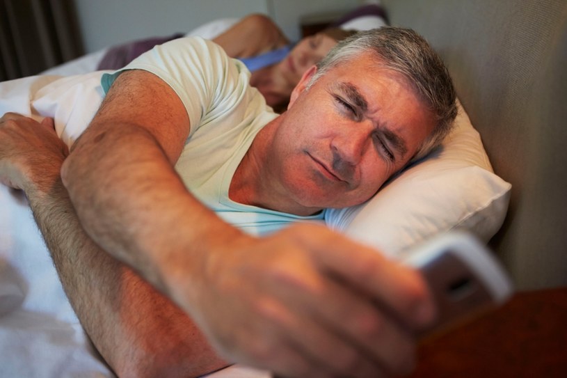 Większość z nas nie zdaje sobie sprawy z tego, jaki wpływ na nasze zdrowie ma korzystanie ze smartfonów przed snem /123RF/PICSEL