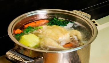 Większość z nas popełnia ten błąd przy gotowaniu rosołu. Temperatura wody ma znaczenie