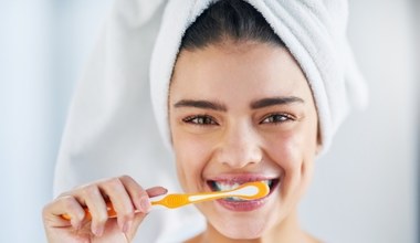 Większość z nas robi to przed myciem zębów. Dentysta ostrzega: to błąd!