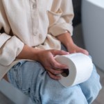 zaparcia sposoby Większość z nas tak korzysta z toalety. Oto powody, dla których warto zmienić pozycję
