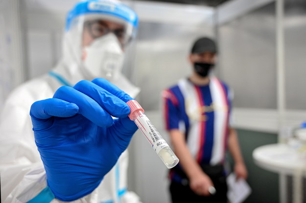 "Większy dostęp do testów ułatwi walkę z epidemią" /Sascha Steinbach /PAP/EPA