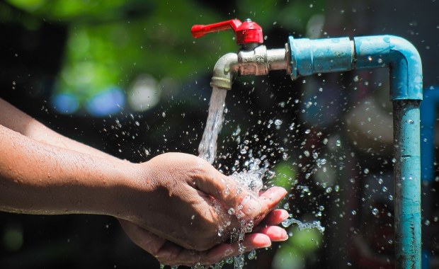 Większy pobór wody przez mieszkańców w Olsztynie. Jest apel, by nie podlewać ogródków