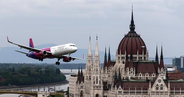 Większy podręczny bagaż można będzie zabrać na pokład Wizz Aira... /Getty Images/Flash Press Media