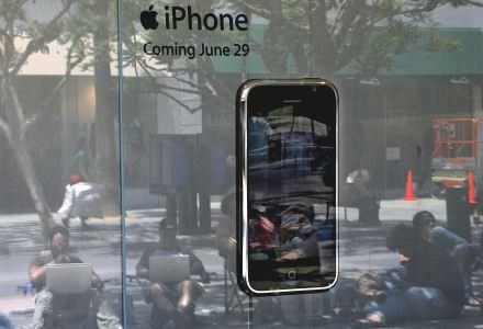 Wielbiciele Apple czekają na swoją szansę, aby kupić telefon iPhone /AFP