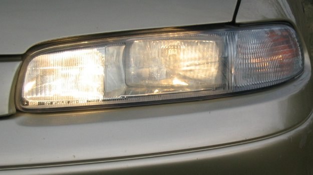 Wiele aut z USA ma symetryczne reflektory, które trzeba wymienić na asymetryczne. Dawniej popularne było przerabianie lamp, ale wiąże się to ze spadkiem jakości oświetlenia. /Motor