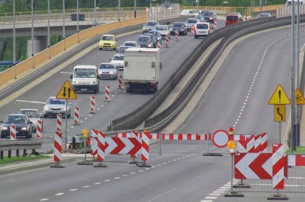 Wiele dróg w Polsce jest przebudowanych i remontowanych /RMF